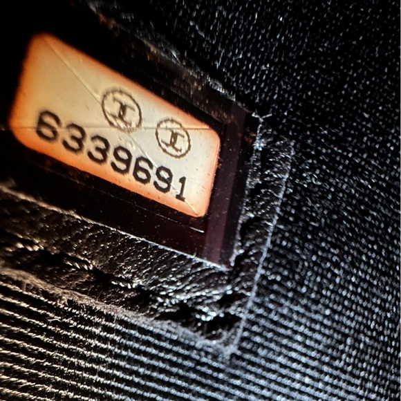 Medallion in Caviar leather - Picture 8 of 9